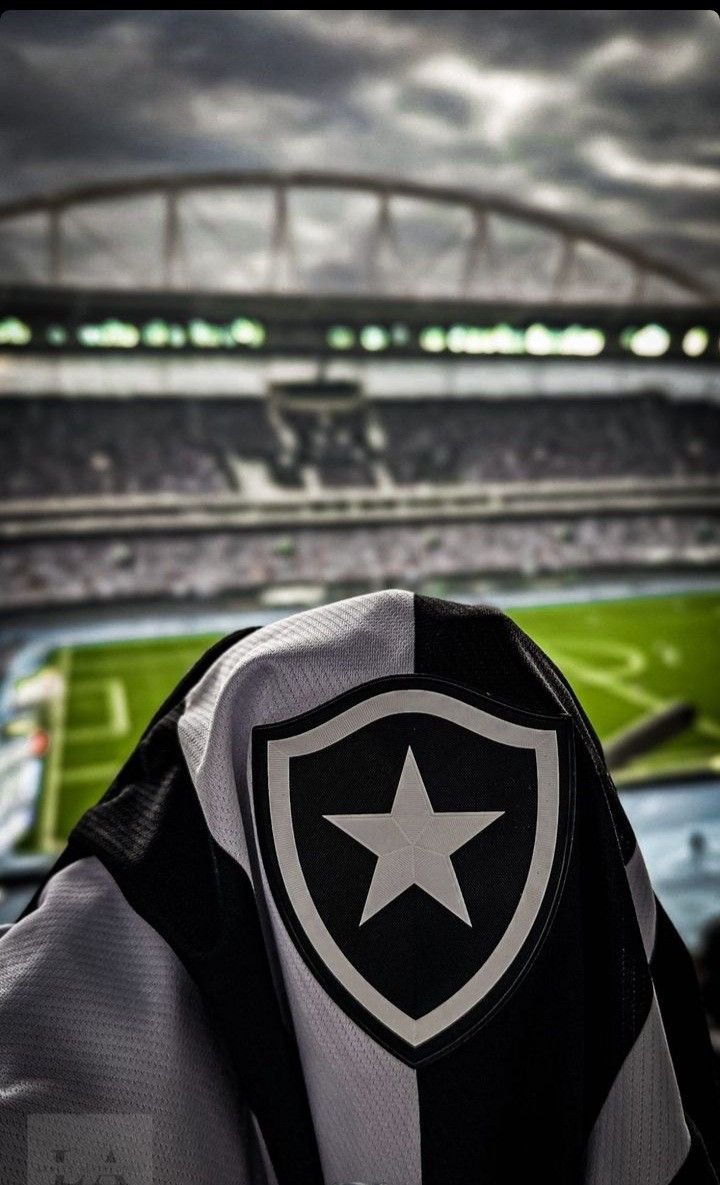 Camisa do Botafogo com o estádio ao fundo