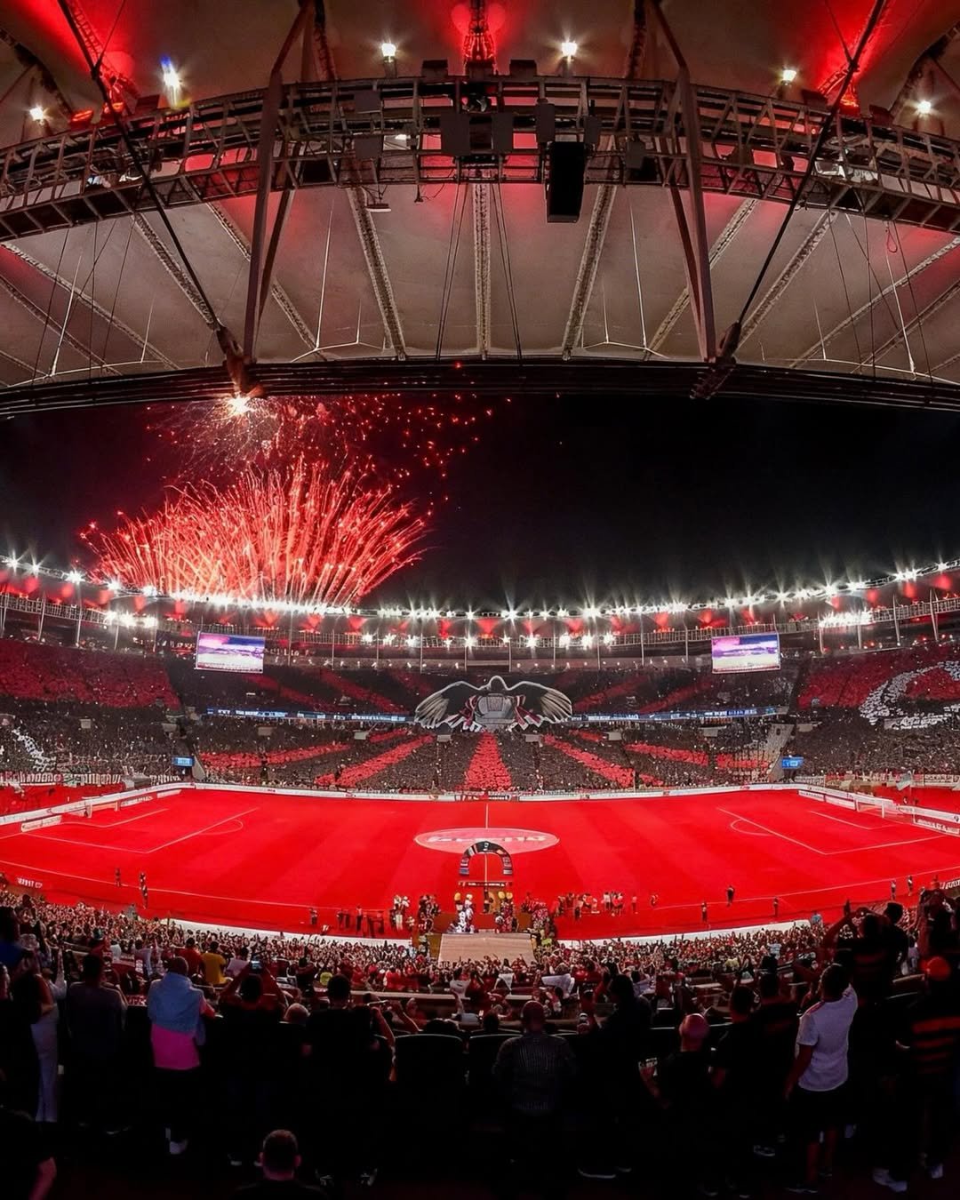Maracanã lotado com show pirotécnico em noite de Libertadores