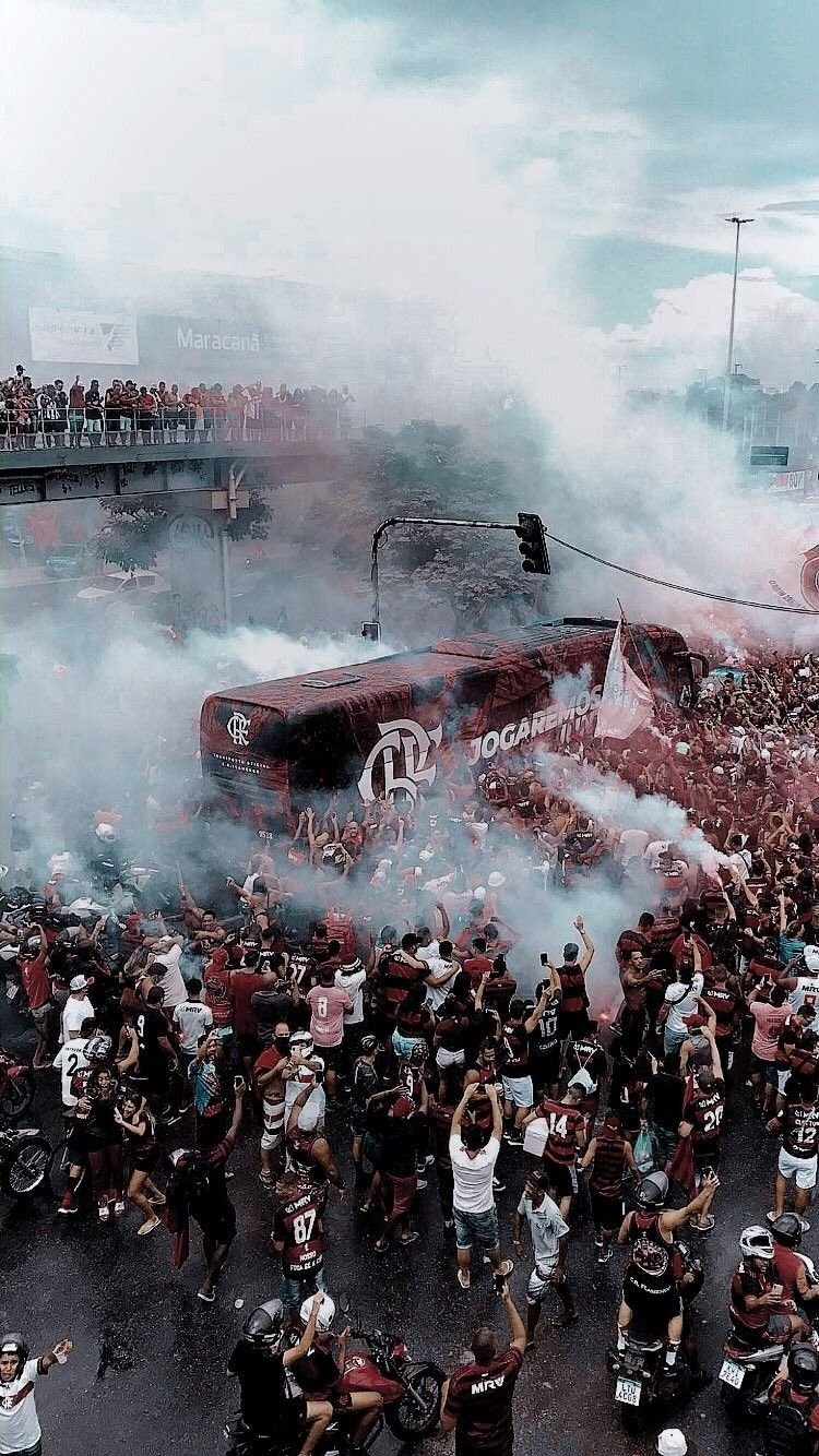 Torcedores do Flamengo na chegada ao Maracanã em dia de clássico