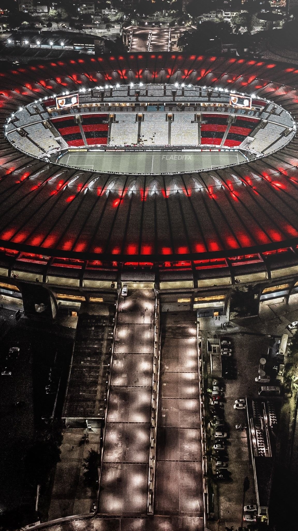 Vista aérea do Maracanã iluminado em noite de clássico