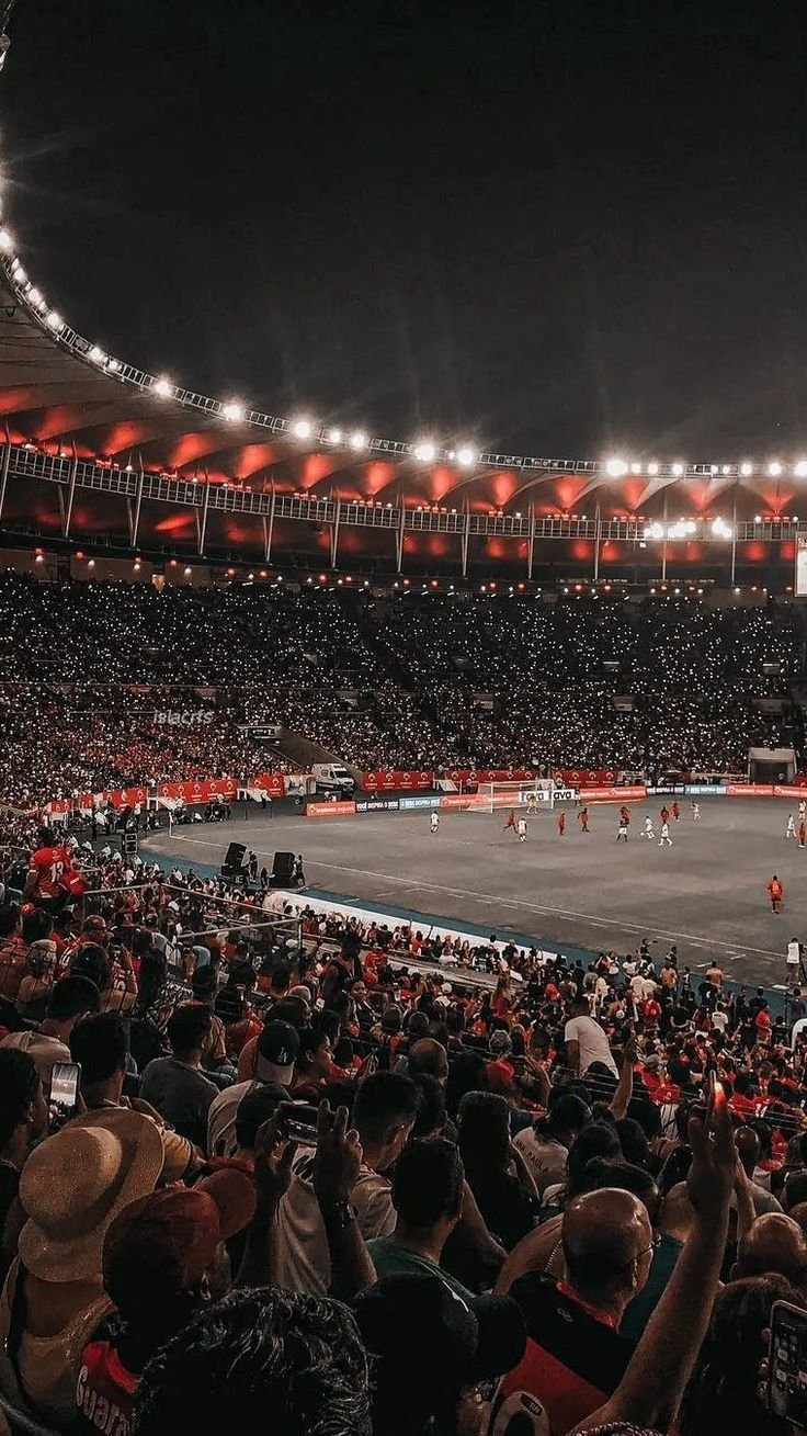 Arquibancada lotada da torcida rubro-negra no Maracanã