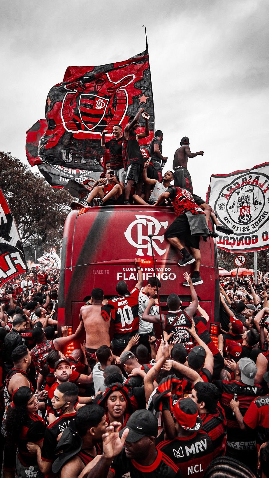 Torcida do Flamengo com bandeiras no Maracanã