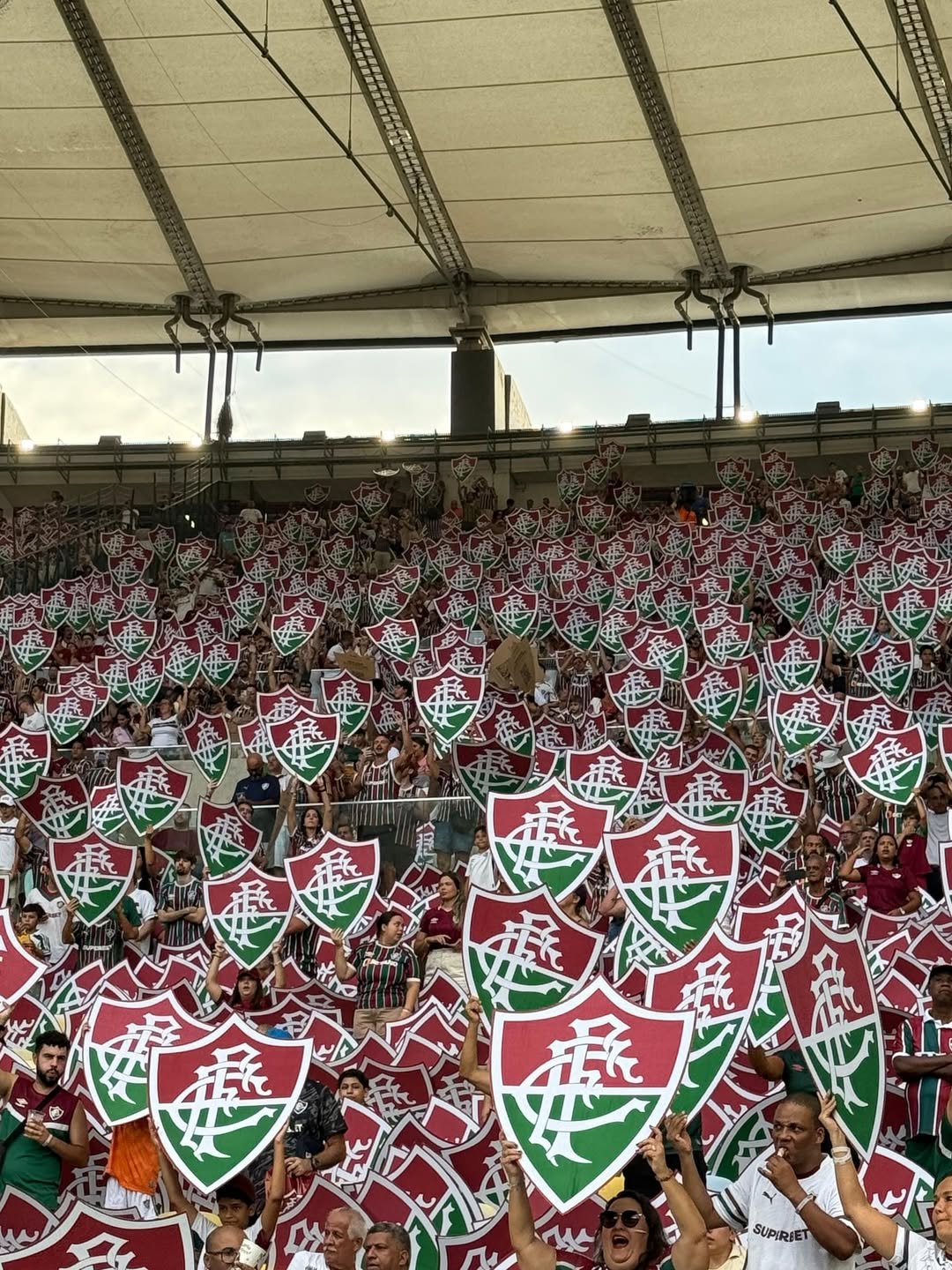 Mosaico da torcida do Fluminense no Maracanã em dia de clássico
