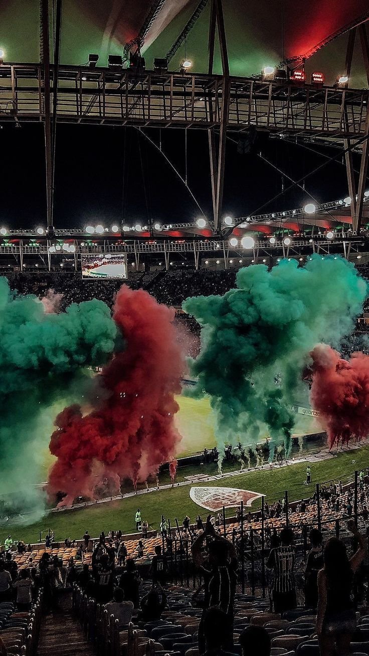 Fumaça verde e grená da torcida tricolor no Maracanã