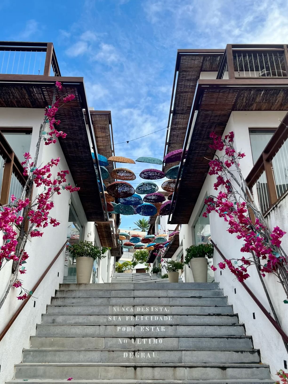 Escadaria florida entre as pousadas da vila