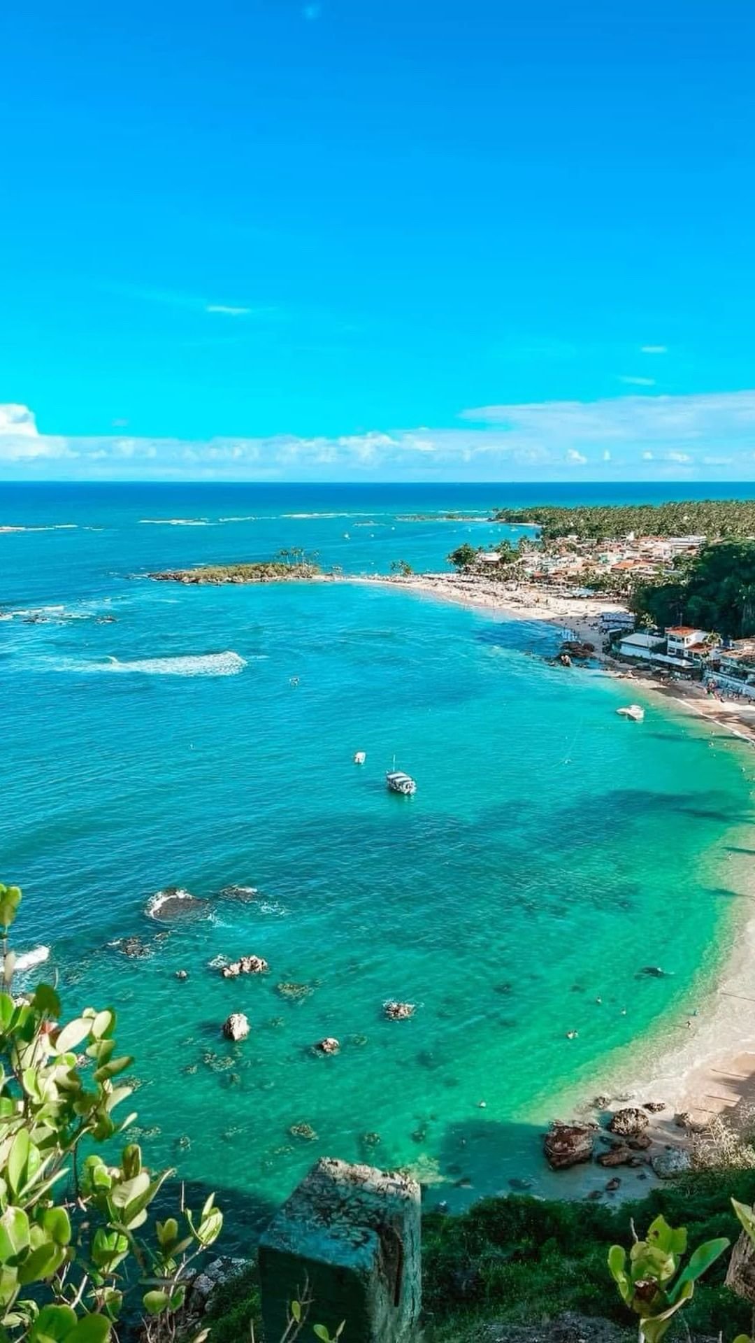 Águas azuis e piscinas naturais do Morro de São Paulo, na Bahia