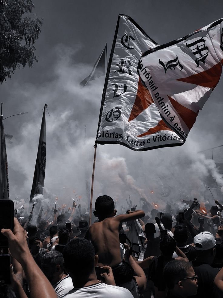 Bandeiras da torcida do Vasco na arquibancada de São Januário