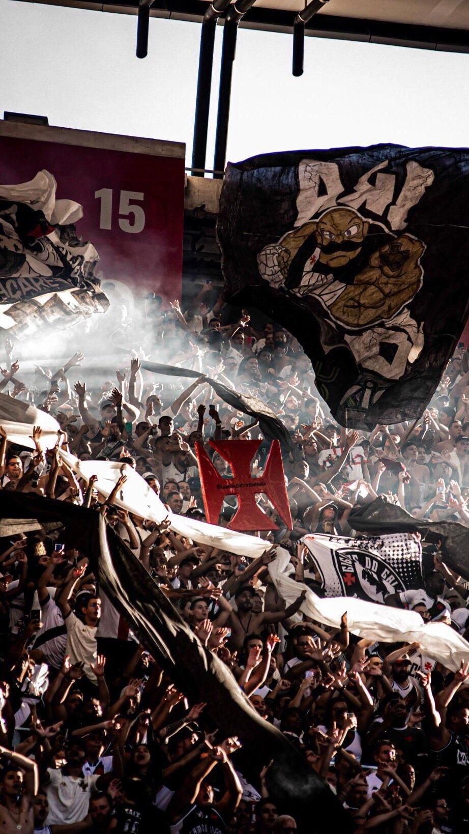 Torcedores vascaínos com bandeiras antes da partida